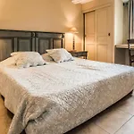 2 Bedroom Cozy In Saint-laurent-de-la-ca